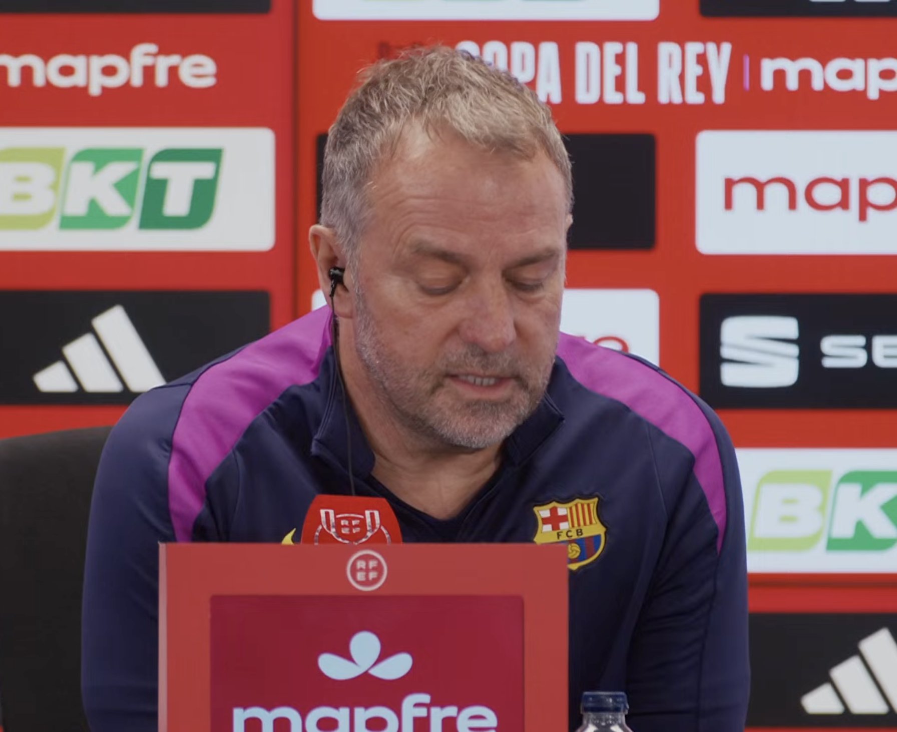 问：逆转巴黎 6-1 比赛的回忆。 弗里克： 我不考虑过去，也不考虑未来。 重要