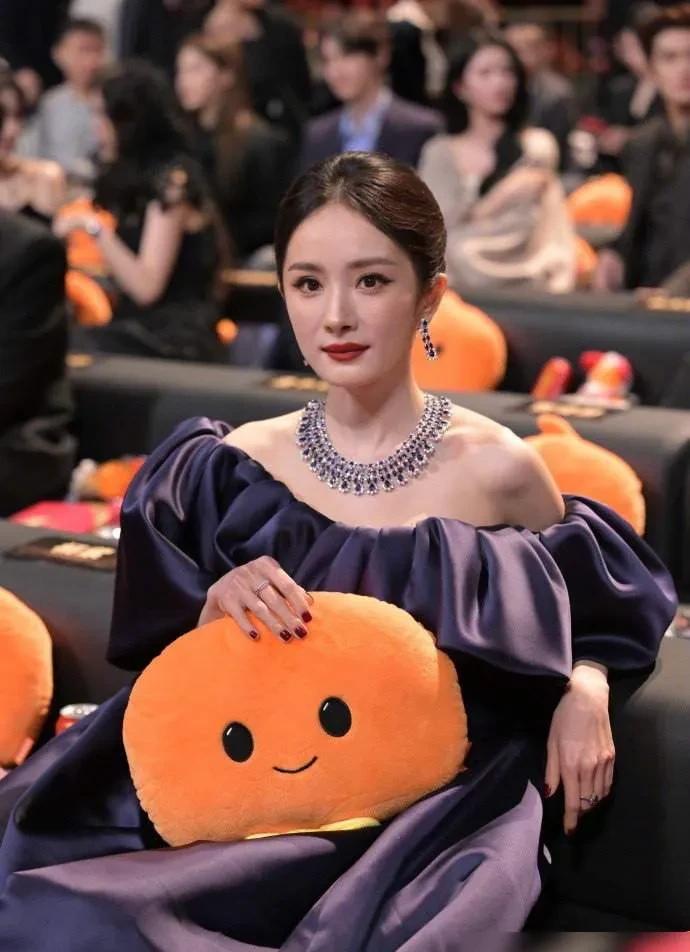 别再吹杨幂的腿了，那玩意儿会过时。
她身上最值钱的东西，十年后还在升值。
我算是