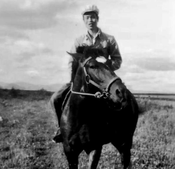 1950年，宁都县医院的病房里，堂堂开国军长黄明生，被一个衣衫褴褛、双目失明的乞