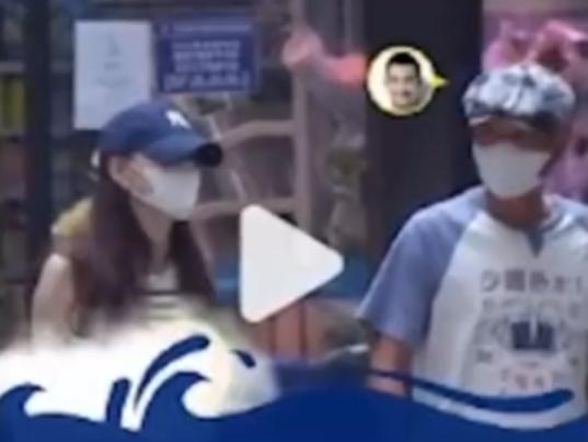 狗仔拍到文章和“新”女朋友开价值近200w的奔驰大G出去聚餐！[心]
两人举止十