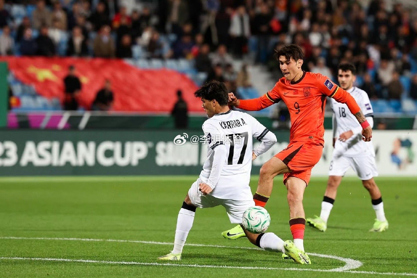 让世界看到国足朝气拜合拉木身体不适下半场冲击，