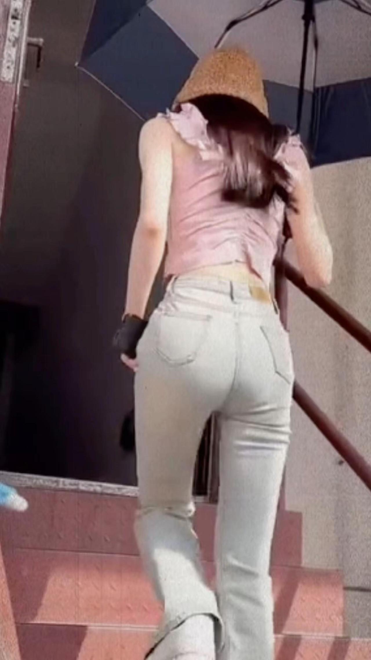 宋轶爬楼梯帮您整理好了，老铁好多裤子啊！ 宋轶 牛仔裤 蜜桃臀 背影杀