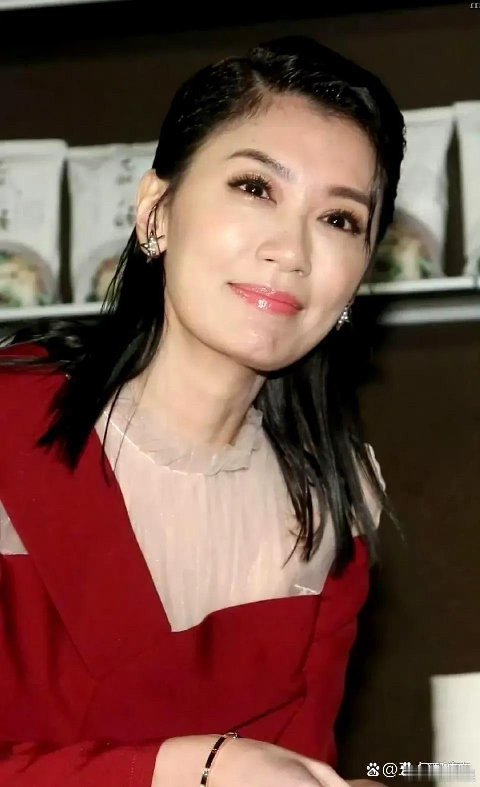 贾静雯吃面的画面也太有韵味了！温柔又从容，一颦一笑都是岁月沉淀下来的优雅～ 