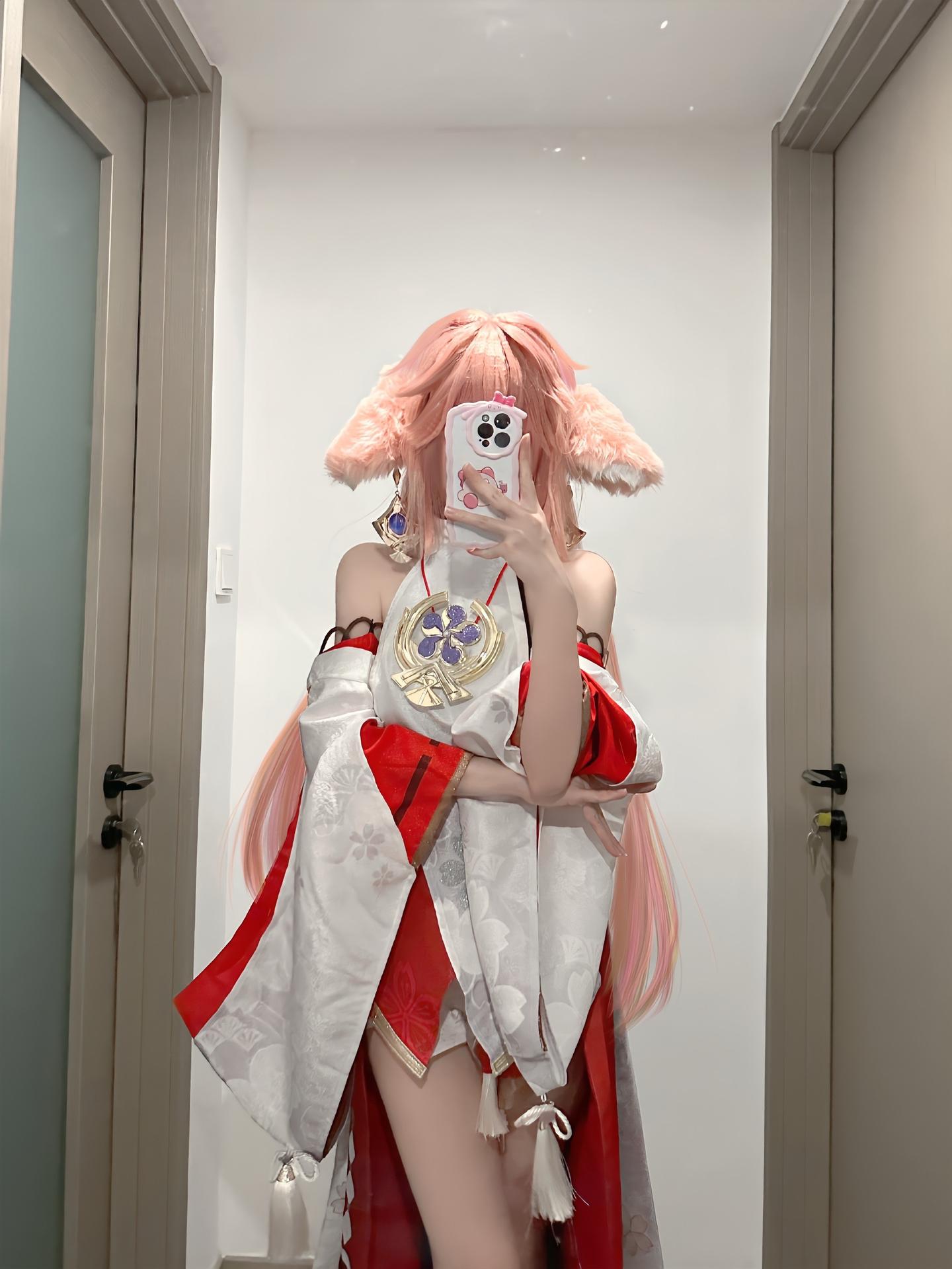 别逗你神子姐姐笑了。