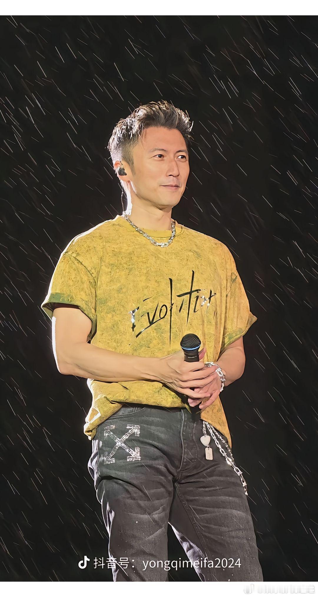 谢霆锋的广州歌迷，醒醒吧！这次别怪我说话难听，实话实说如果我是你，第一件事要做的