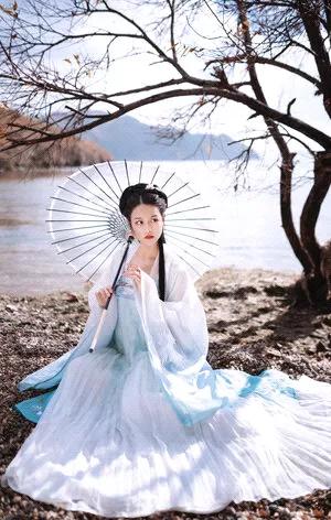 《美女风采：形神皆韵》
在喧嚣的尘世中，总有那么一些身影，如同一幅幅流动的画卷，