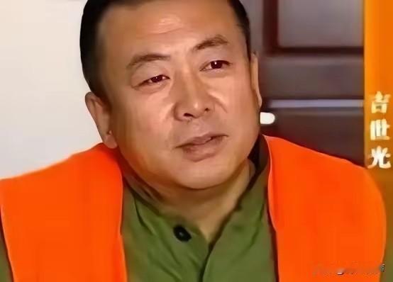 2011年，一名瘫痪多年的民警坐在轮椅上在家中看电视，突然，他神情激动，指着电视