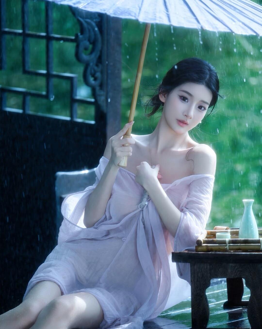 雨中少女，撑伞静坐，古风韵味，唯美意境。