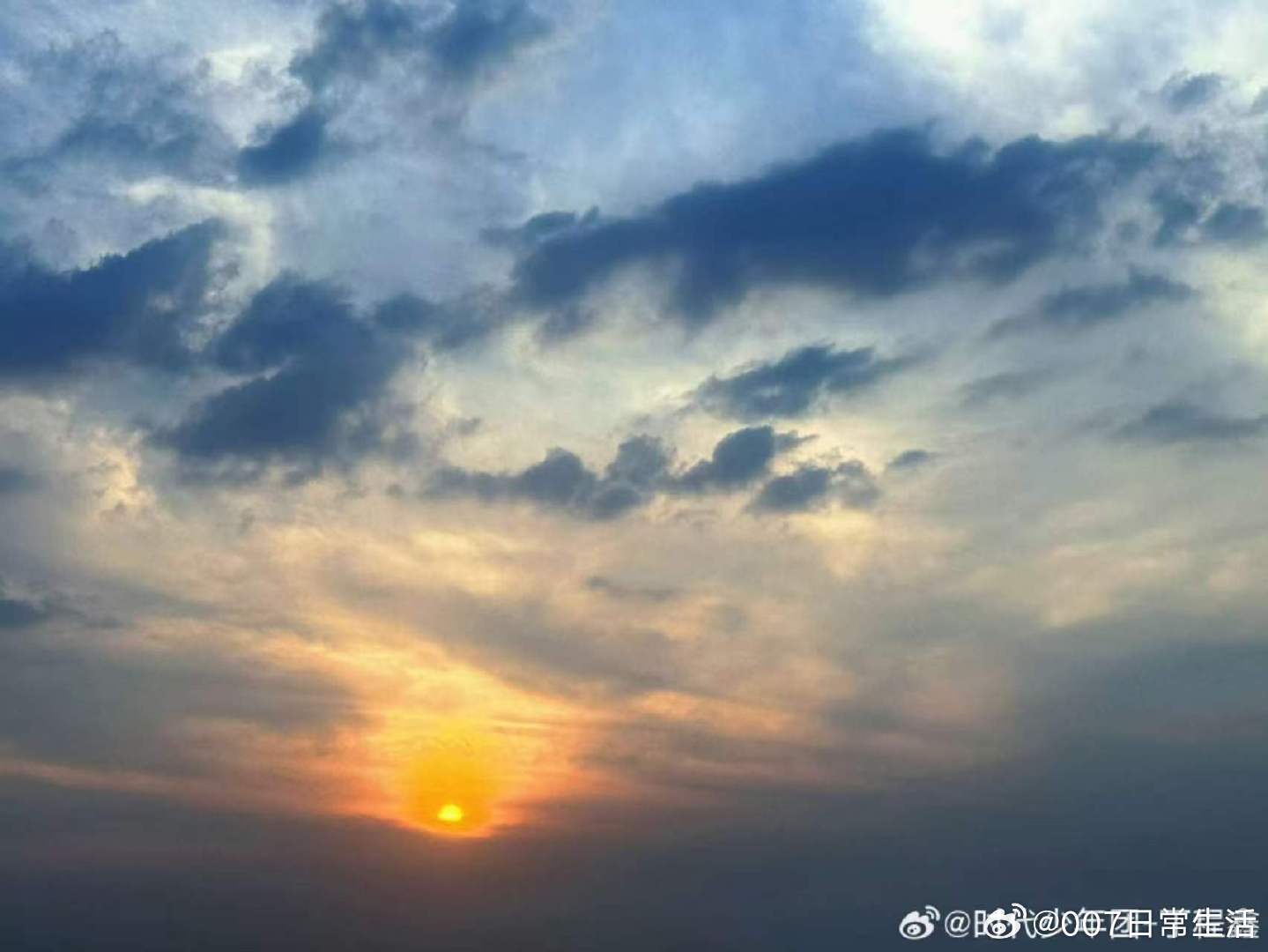 丁程鑫素颜怼脸自拍丁程鑫分享落日 门内丁程鑫窗外落日 
