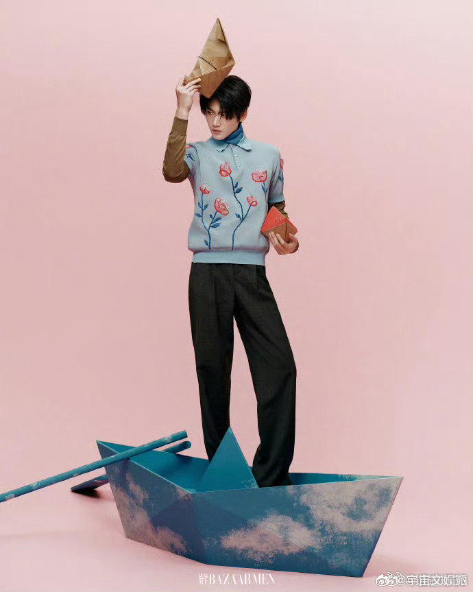 周柯宇远看有腿近看有颜 周柯宇远看腿长比例好，近看脸精致又立体！时尚童趣风轻松拿