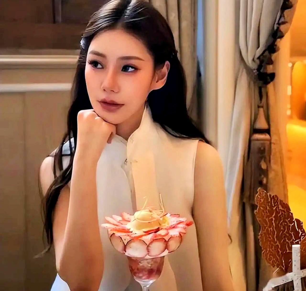 孩子抱出来那一刻，汪家老爷子眼睛都直了：这不就是我吗？
 
张兰那边直接乐开了花