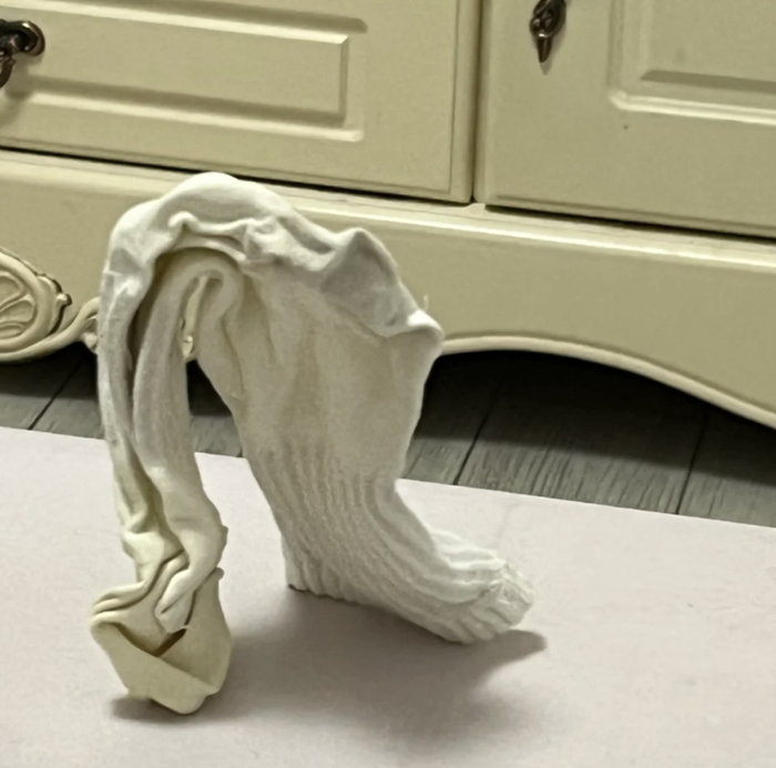 【袜子晒干后为啥变得硬邦邦的？】袜子晒干后会变硬，主要源自棉纤维内部氢键的重新构