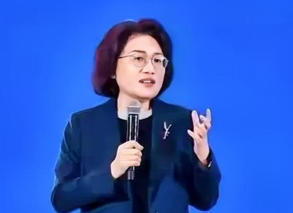 何庭波女士可能没想到，她信心满满地发布了 “韬（τ）定律”，全球为之震惊，而中文