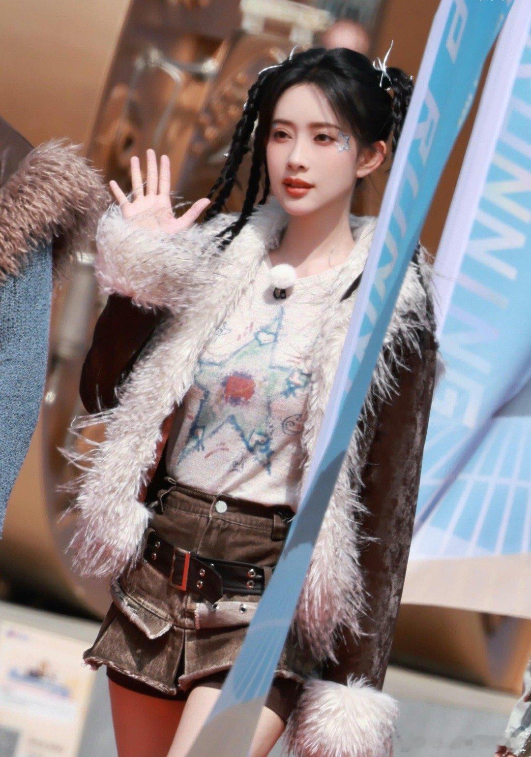 奔跑吧[超话]奔跑吧全员千禧风孟子义跑男红毯来咯！！双马尾子义真的好美的哦！！奔