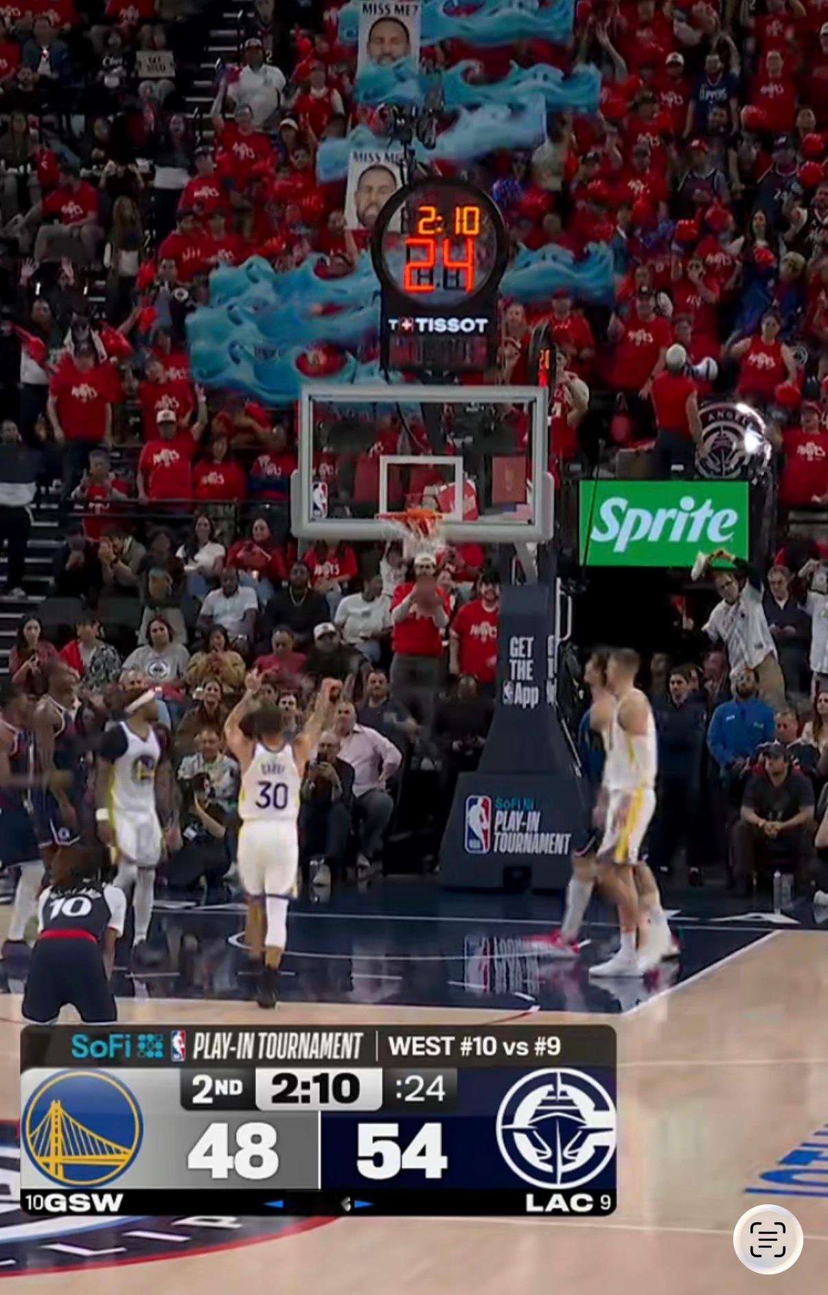 不是，快船球迷墙今天给库里罚球准备得是啥像汤普森又不像汤普森的，还写了个Miss