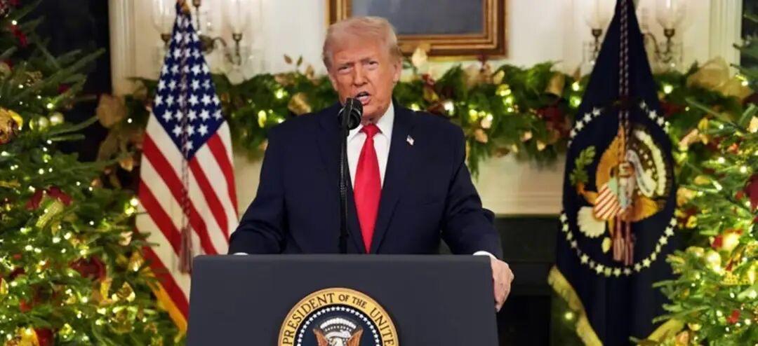 特朗普在当地时间周三晚间发表电视讲话时，高调宣布将在圣诞节前向每名现役军人发放1