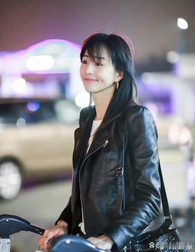 张钧甯随便穿穿就高级，皮衣配牛仔裤，再穿马丁靴简直A爆了 
