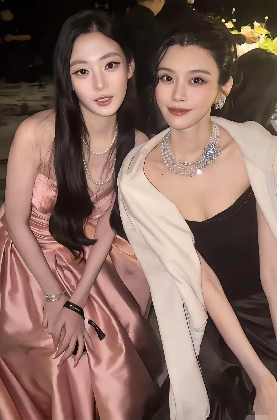 37岁奚梦瑶与34岁迪丽热巴同台现身活动。
奚梦瑶妆容温婉，配饰华贵，自带从容气