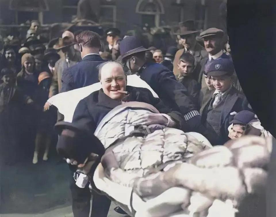 【历史老照片：在纽约躺上了担架的丘吉尔】
1931年12月，纽约，还没当上英国首