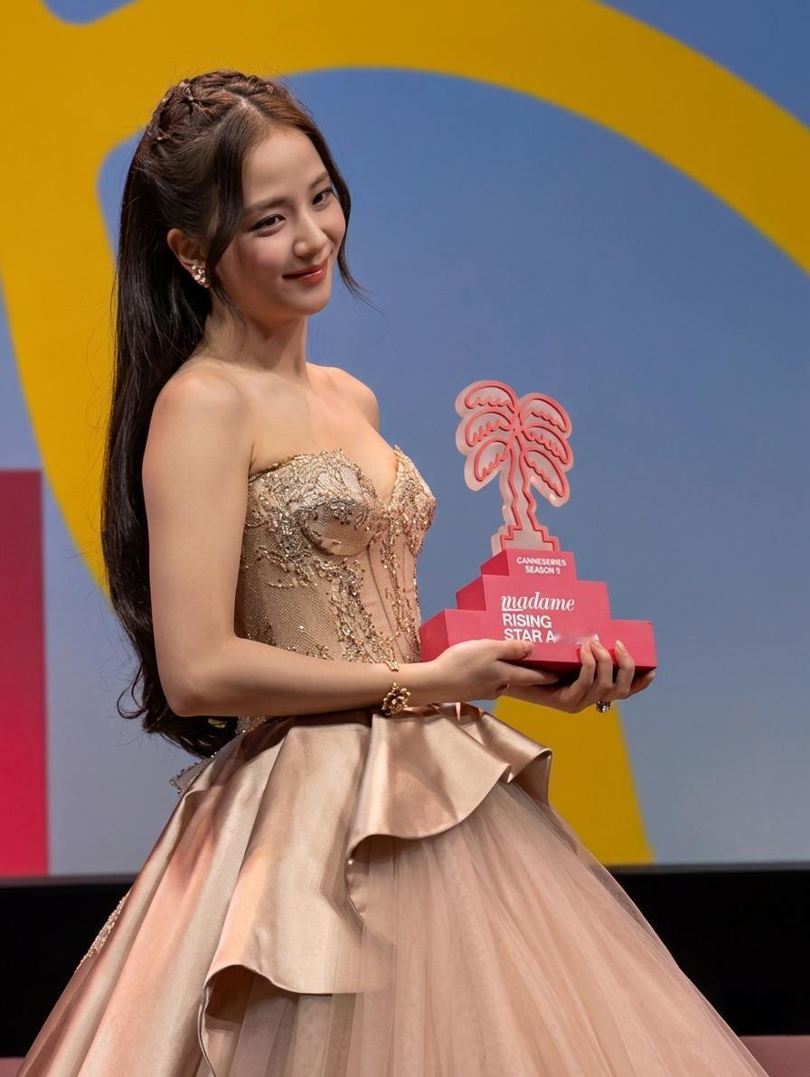 金智秀 JISOO 创历史，成为首位在戛纳国际剧集节获得《Madame Figa