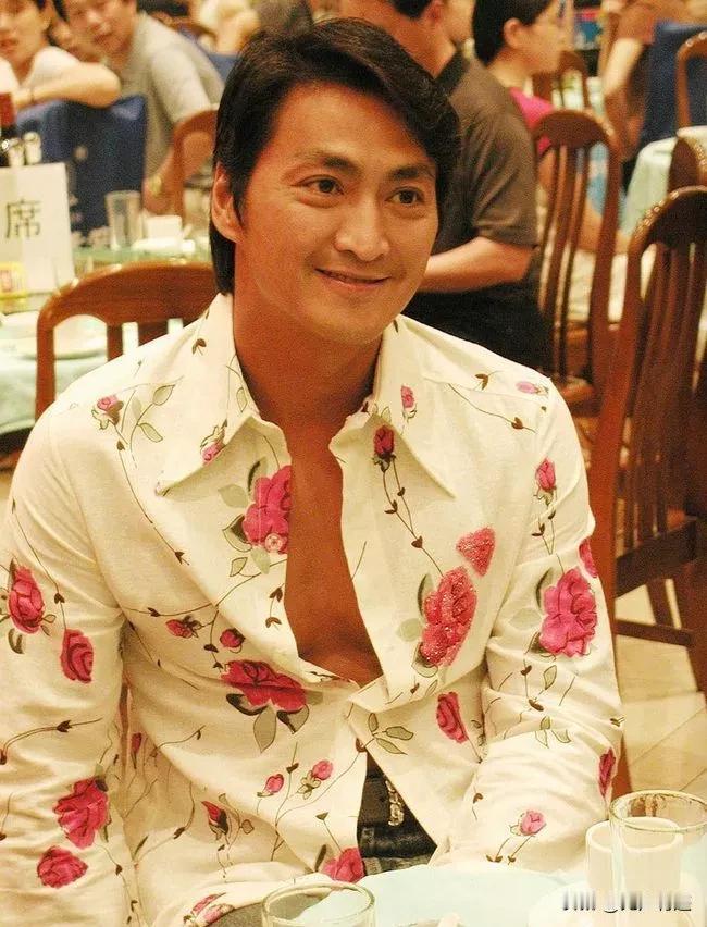 何家劲不但容貌英气，身材也是雄壮无比，但是他很少卖弄，最多露个手臂，胸口，所以我