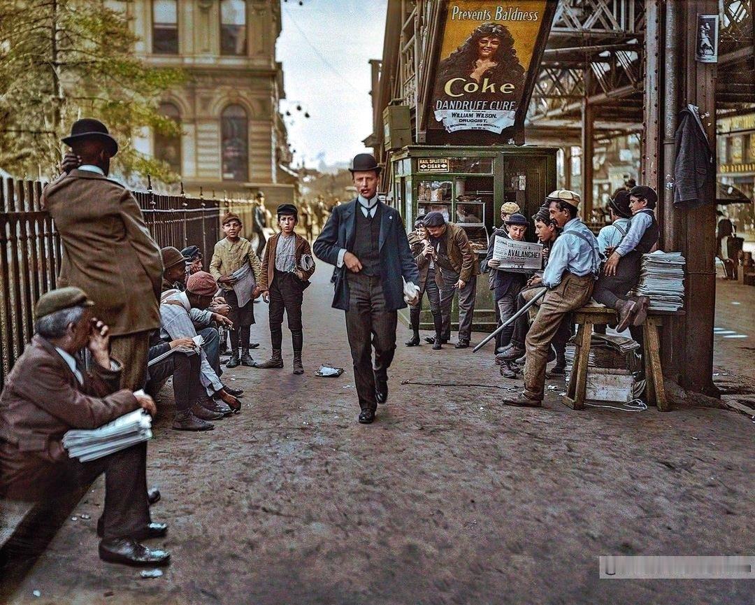 纽约市的路人和报纸小贩，美国，1903年。