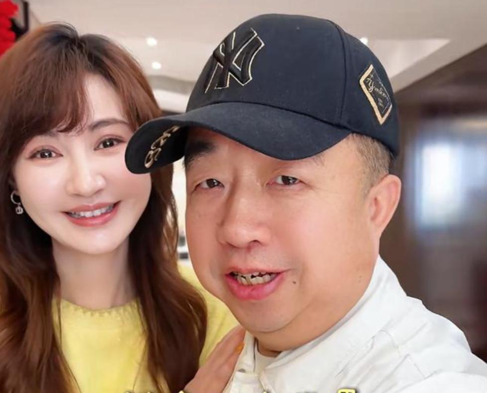 47岁女星罕晒老公！100元逛吃南京，全程亲亲抱抱，颜值差距巨大
娱乐 明星