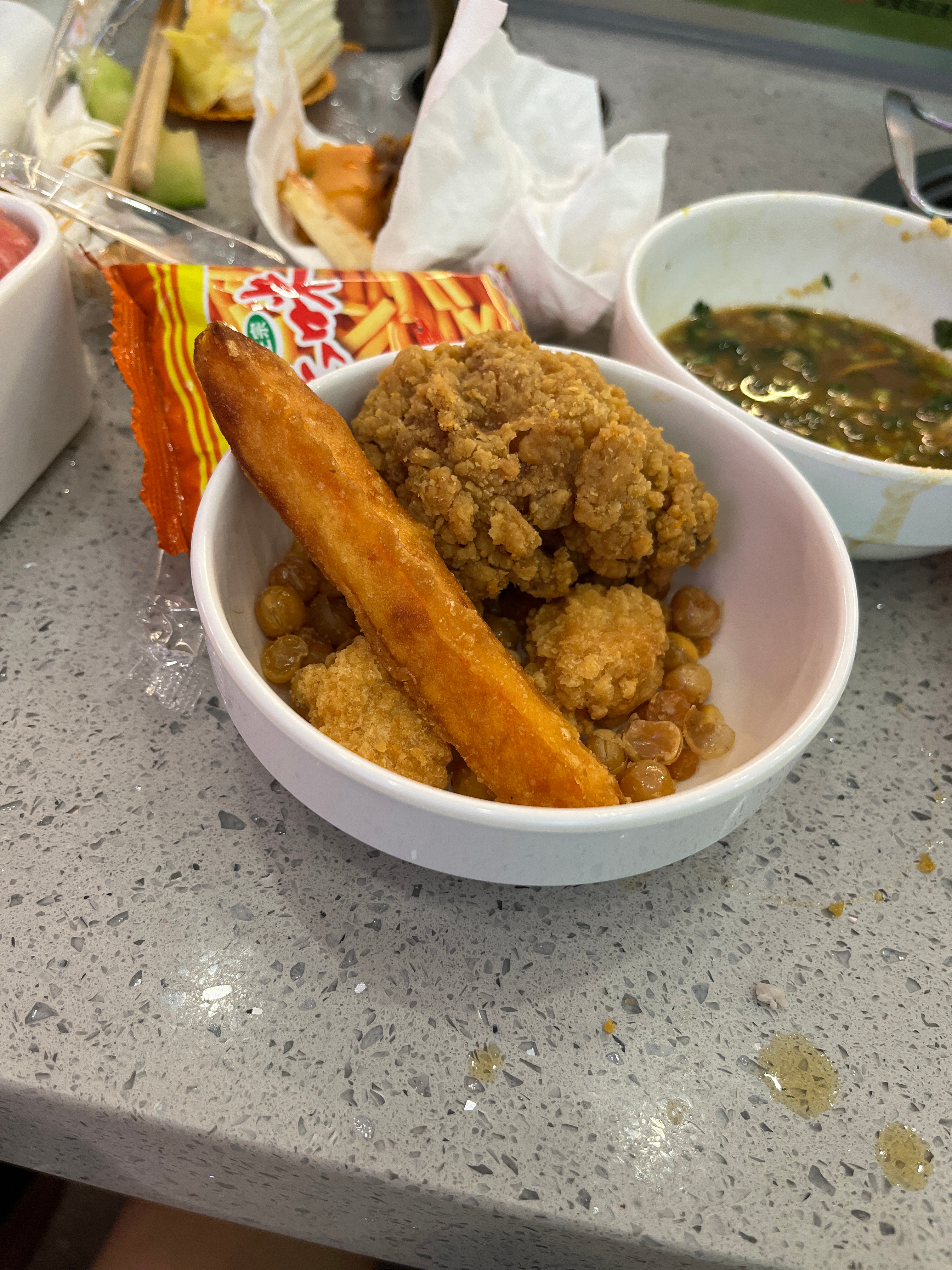 图一图二昨天的中饭，我吃猪肚汤面，娃和男的要吃火鸡面，男的还吐槽我买的火鸡面酱难