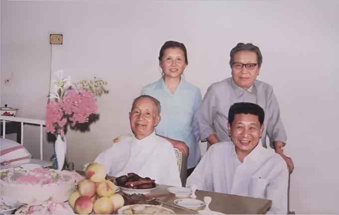 1981年，北京，钟期光上将夫妇探望病中粟裕大将夫妇的珍贵合影。老战友见面，特别