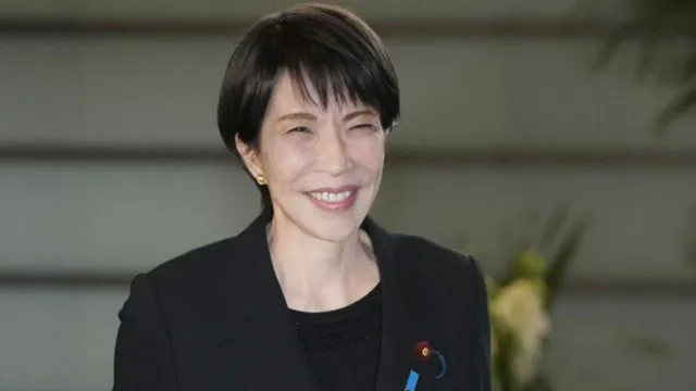 【连收3条坏消息，高市心态崩了，盼和中方直接对话，中方指出明路】眼看推翻重选的计