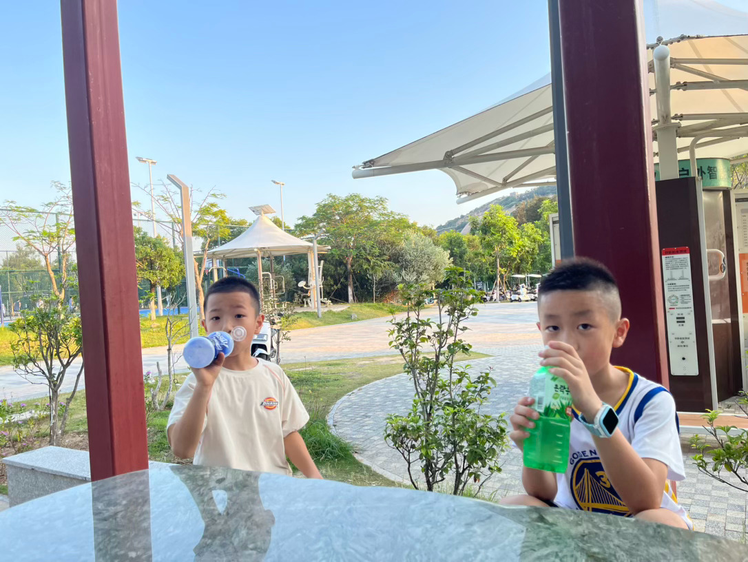他说， 要写作业到凌晨一点！叫我不要生气！一定不要生气。我说， 你试试看就知道了