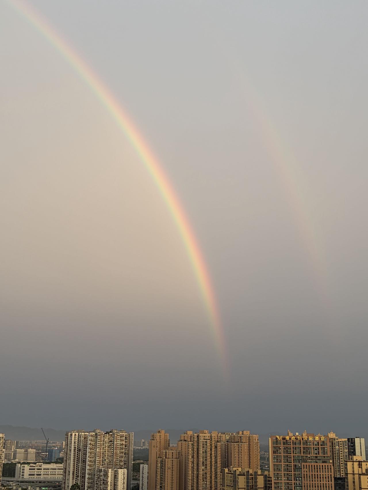 今天傍晚成都天际的双彩虹 2027-07-18

雨始终悬在半空，只是零星几点掠