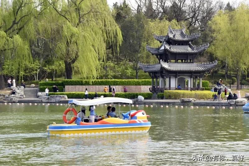 一首乎古人的田园风   《七律   闹市幽情》
石径河边柳，垂条近水寒。
风清闻