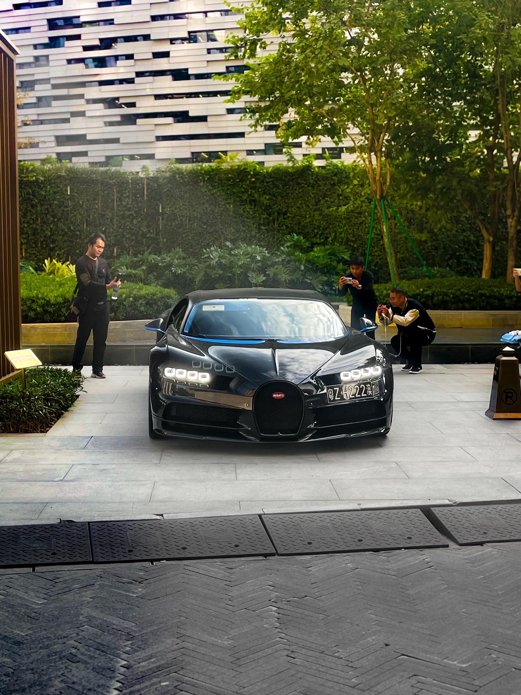 短暂停滞在羊城🤩街头的Bugatti chiron