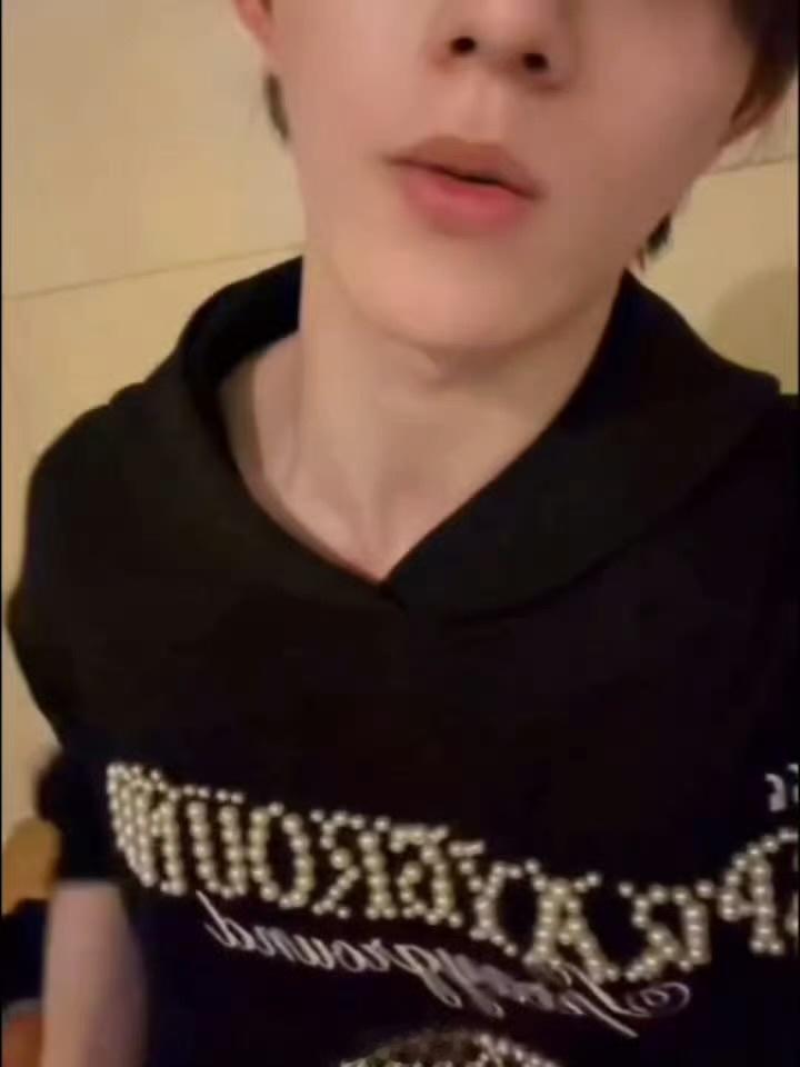 苏新皓要去卸美甲一天练舞十个小时不停歇，指尖反复摩擦甲片特别不方便，苏新皓选择暂