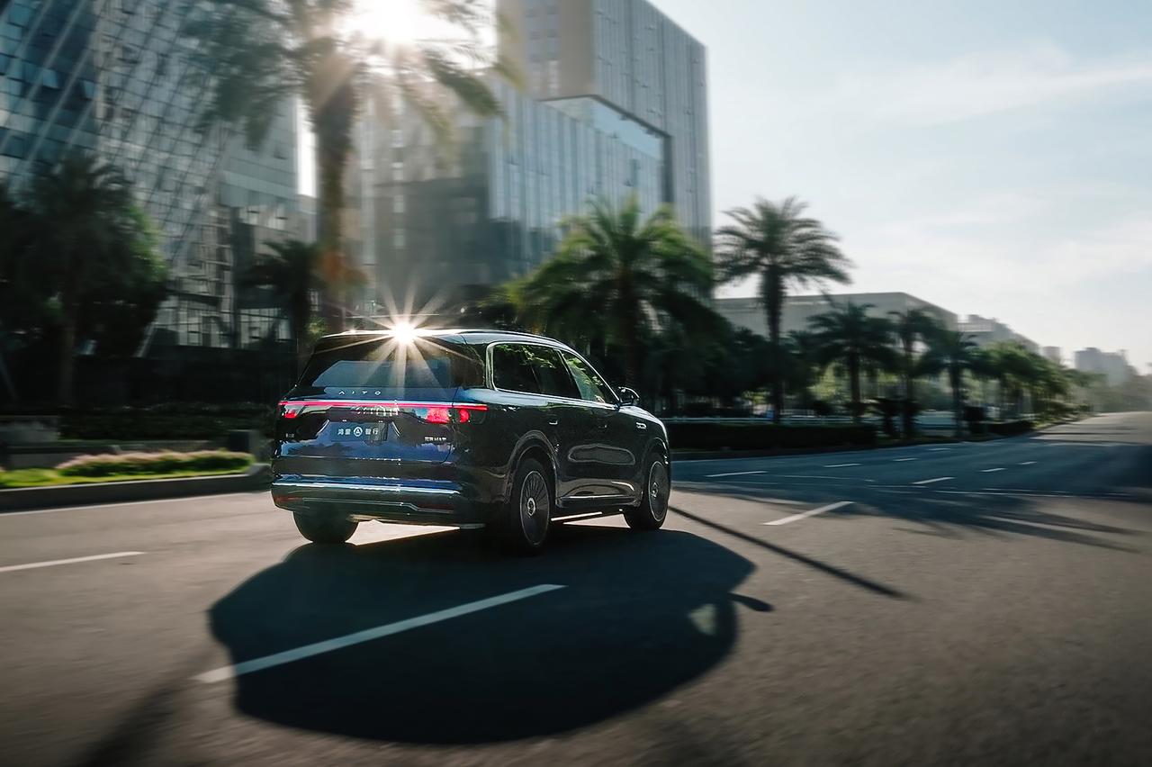 稳踞40万级销冠宝座，问界M8打破垄断重塑市场格局
在35-45万高端大型SUV