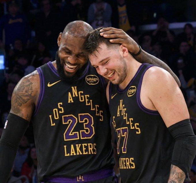 詹姆斯轻轻拍着东契奇的头部，脸上洋溢着笑容，对东契奇的喜欢肉眼可见。詹姆斯说：“