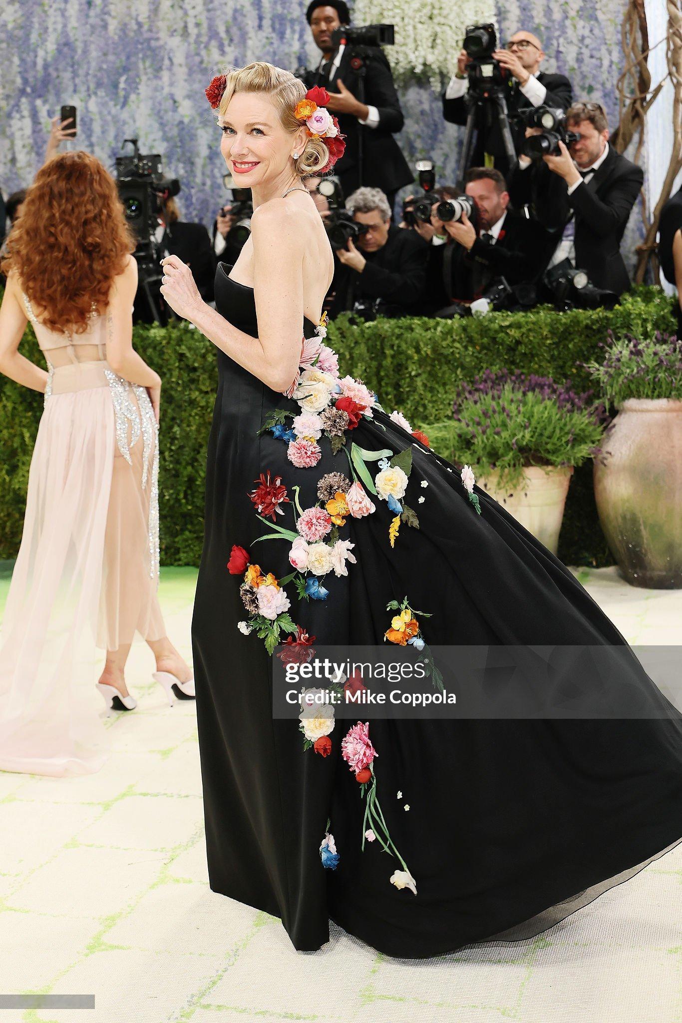 不切题但够美丽的裙子 Naomi Watts 今天这条 Dior 一定排得上号 