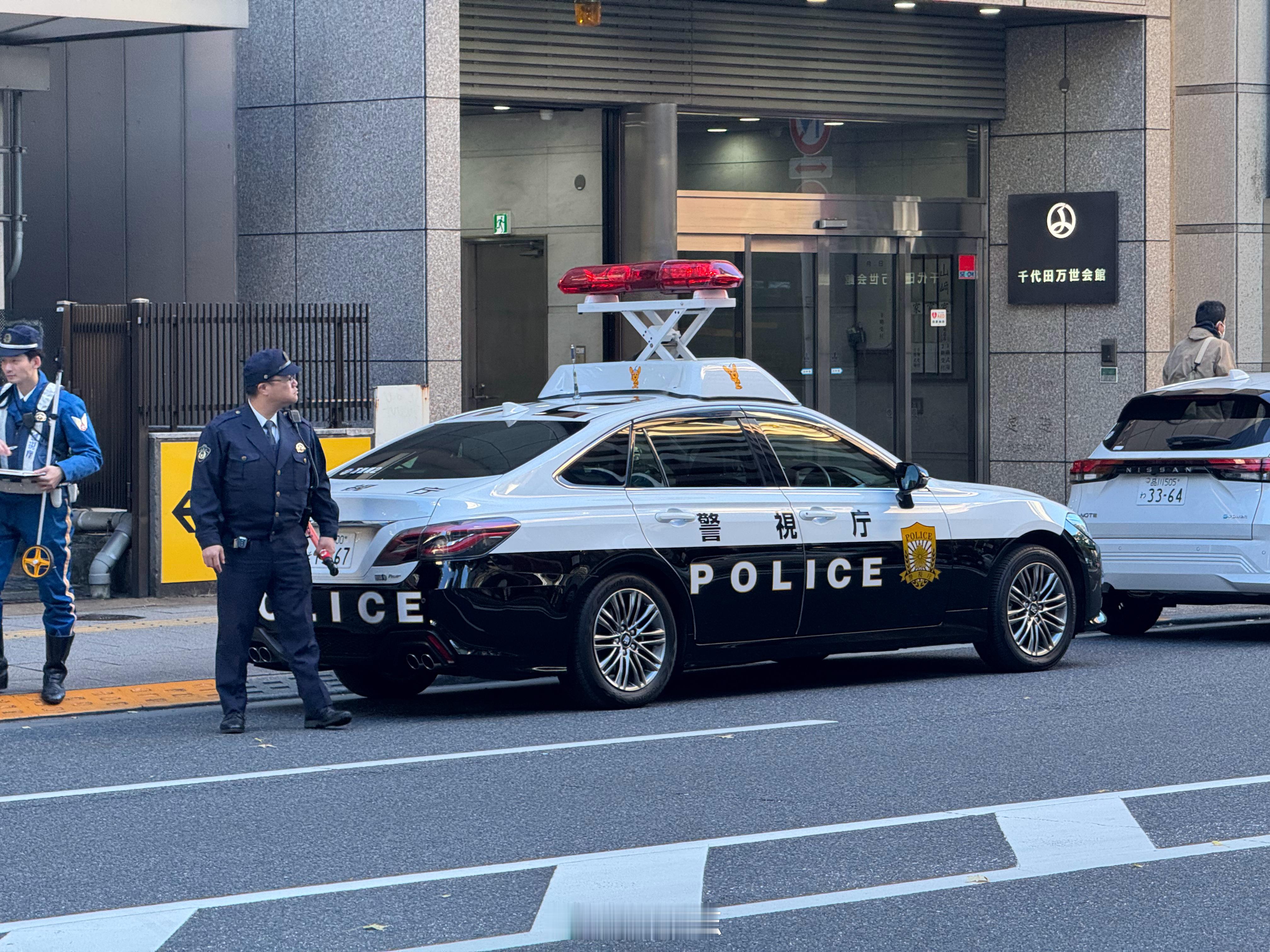 🚨警灯升起来了[吃瓜][吃瓜]  