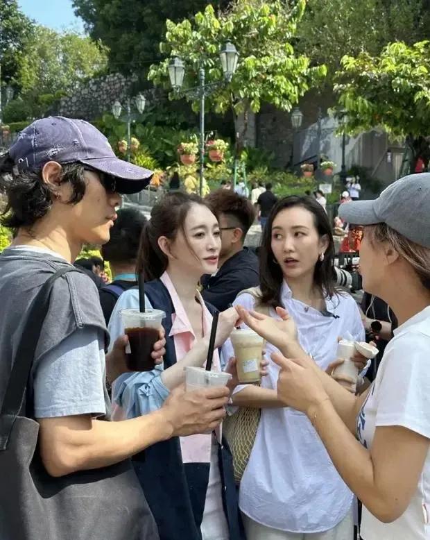这俩女星相差六岁却丝毫没有违和感。
王鸥42岁，李小冉48岁，俩人相差六岁，但扎