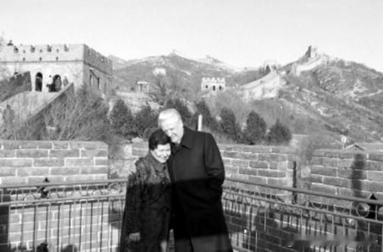 1992年12月，叶利钦和夫人奈娜·叶利钦娜游览长城。 