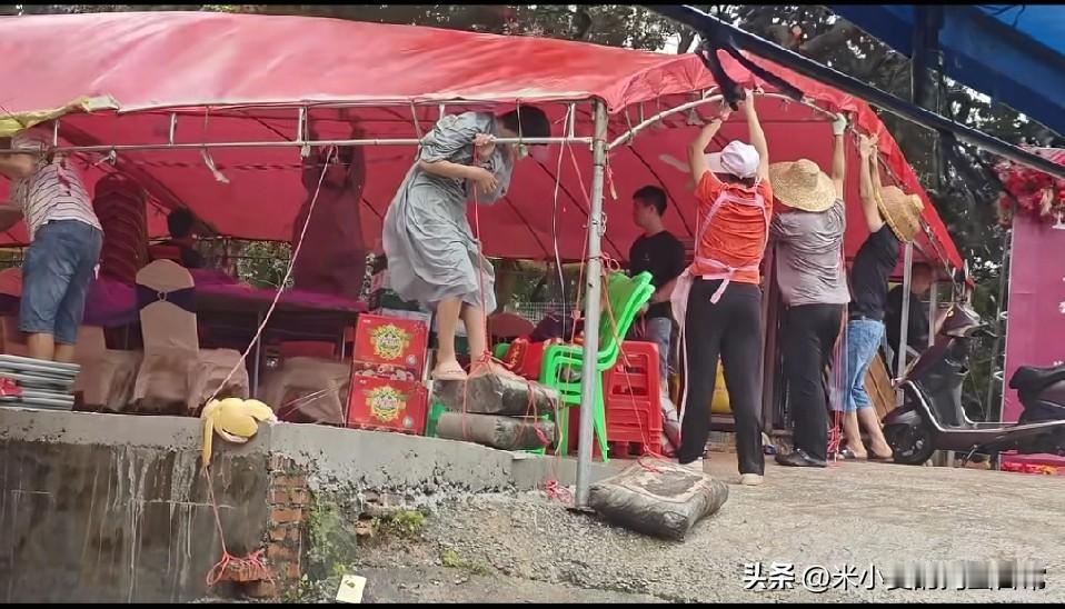 新人欲哭无泪：这婚结得比渡劫还难
 
新人结婚撞上台风“麦德姆”，婚宴现场直接被