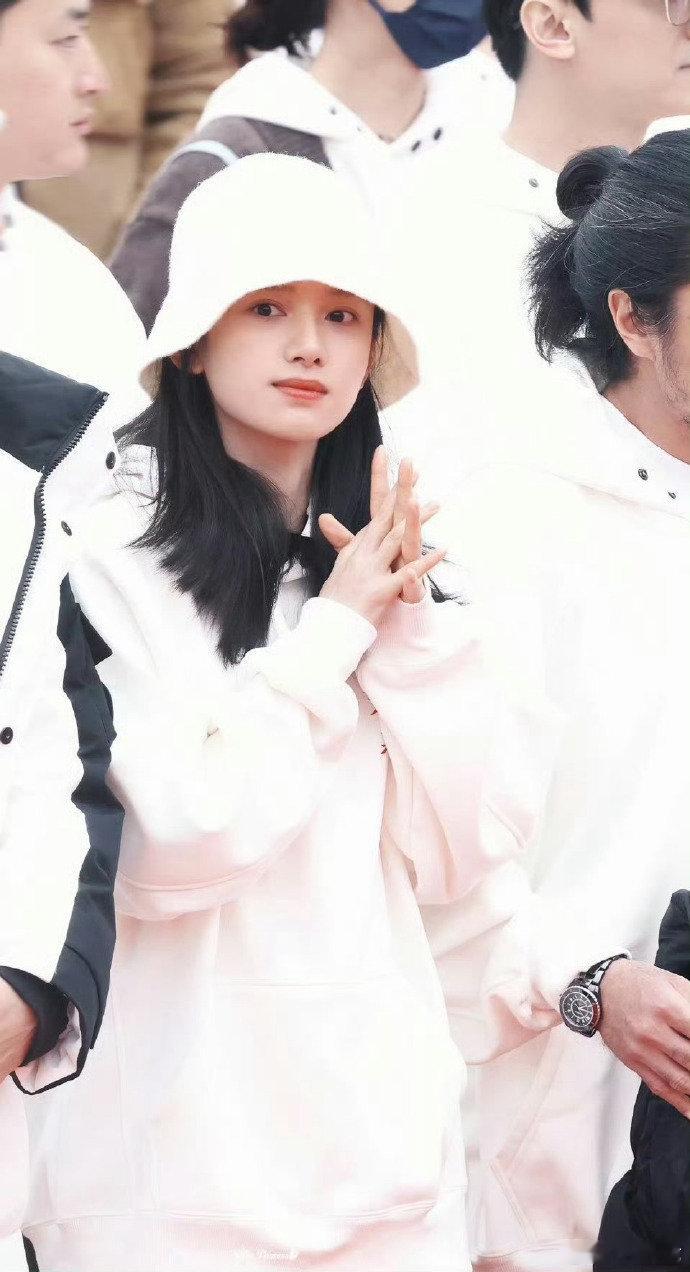 张婧仪全白look 张婧仪全白look，梦花廷开机照，状态好好，期待张婧仪的新剧
