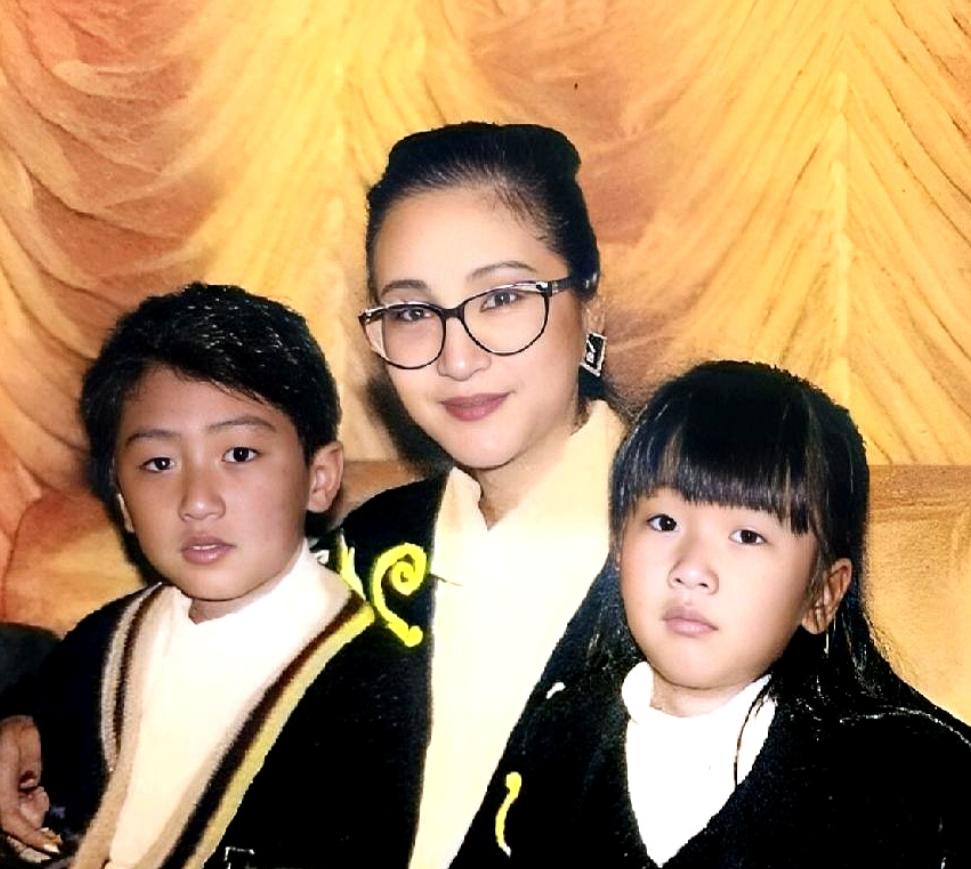 1988年，狄波拉带着一双儿女远走加拿大，把丈夫谢贤一个人留在了香港。


19