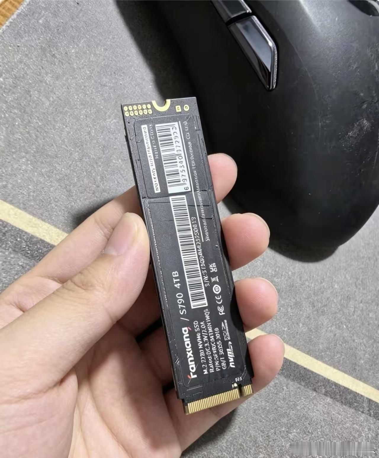 自己给掰回来了，这样还能接着用不？不小心压了下就成这样了，我自己给掰回来了，这样