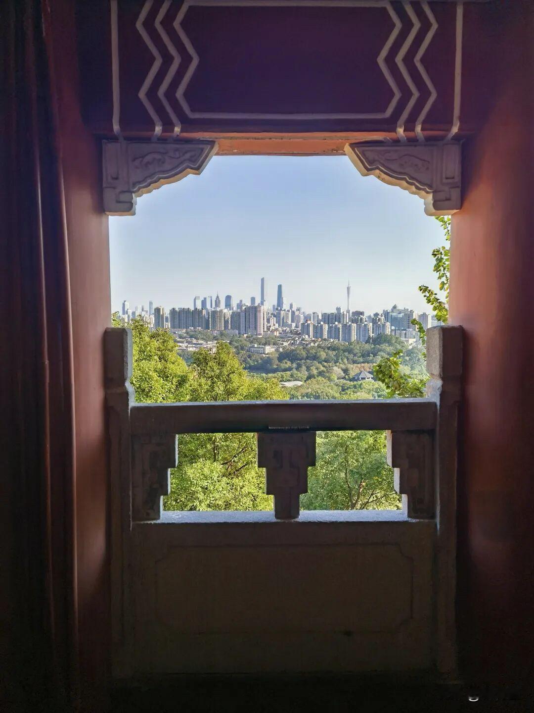 这张照片拍得挺有意思。
近处是古朴的雕梁画柱，远处是密集的摩天大楼。
如果你仔细