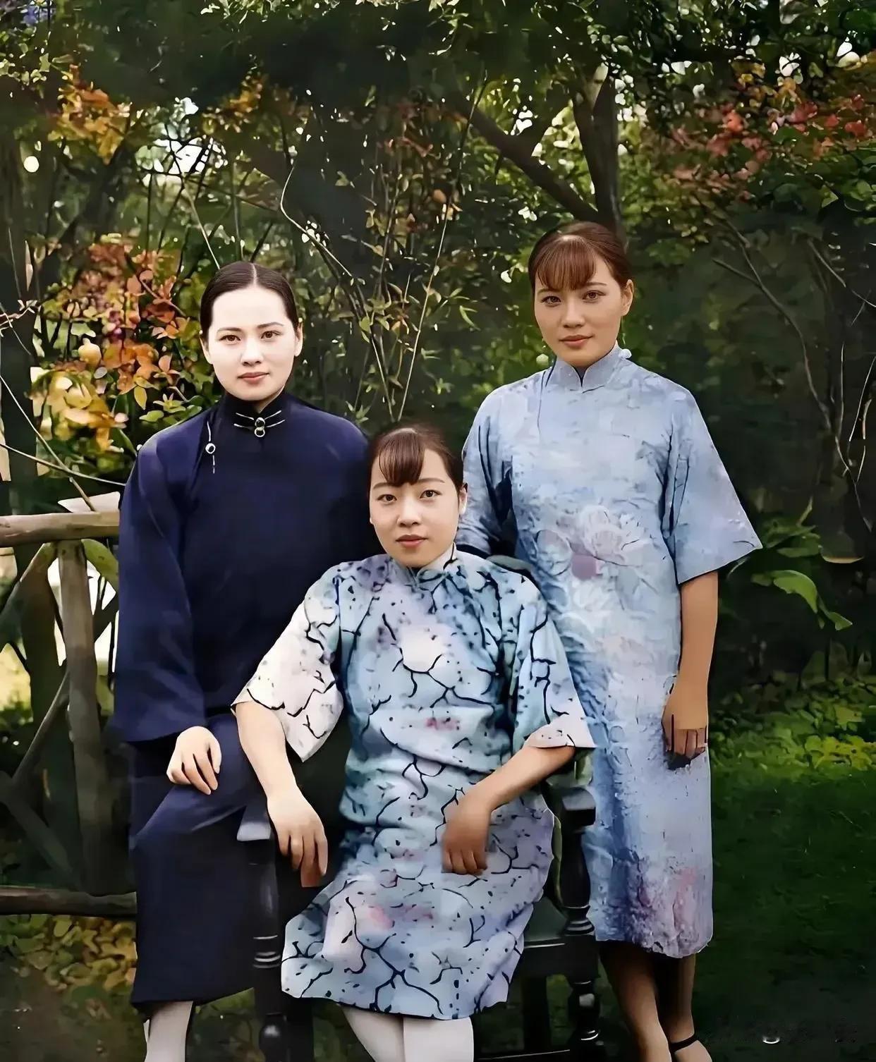 中国近代最牛三姐妹，祖谱都要为她们单开的那种。
正中间那位是大姐宋霭龄：最早给孙