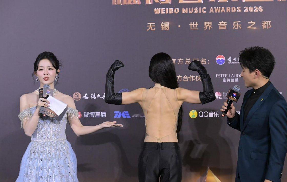 Ella红毯名场面，现场展示背阔肌，这肌肉线条太绝了，又美又有力量！ ​​​