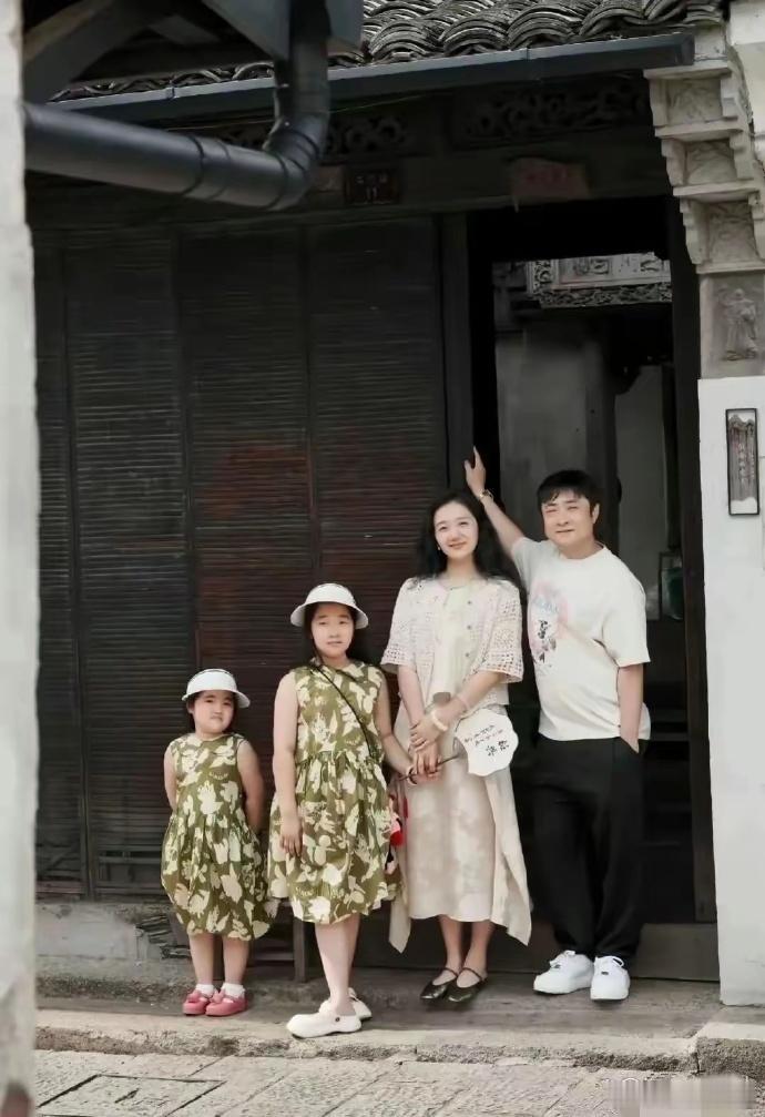 事实证明，无论妈妈有多么美丽动人，爸爸的基因力量似乎总是不可撼动。瞧瞧乔杉的这两