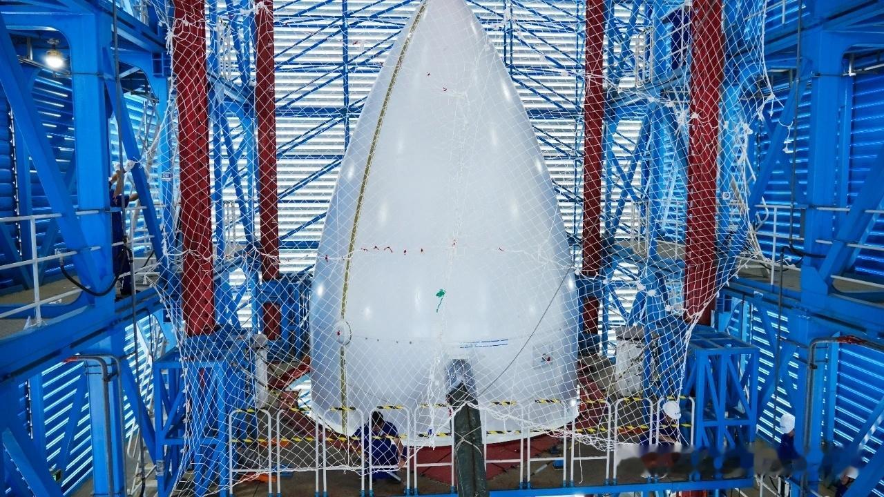 海南商业航天发射场1号工位，长征八号甲遥九运载火箭全面实施封闭防护，以应对台风美